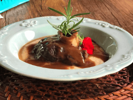 Ossobuco ao vinho tinto com polenta cremosa