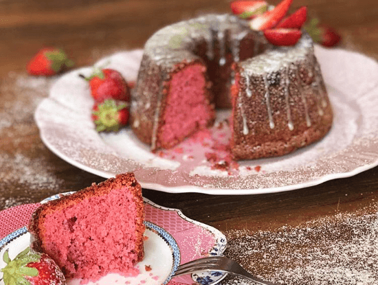 BOLO DE MORANGO